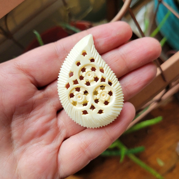 Vintage Handmade Handcarved Celluloid Boho Bohemian Boucher Lapel Brooch Pin - Picture 1 of 5